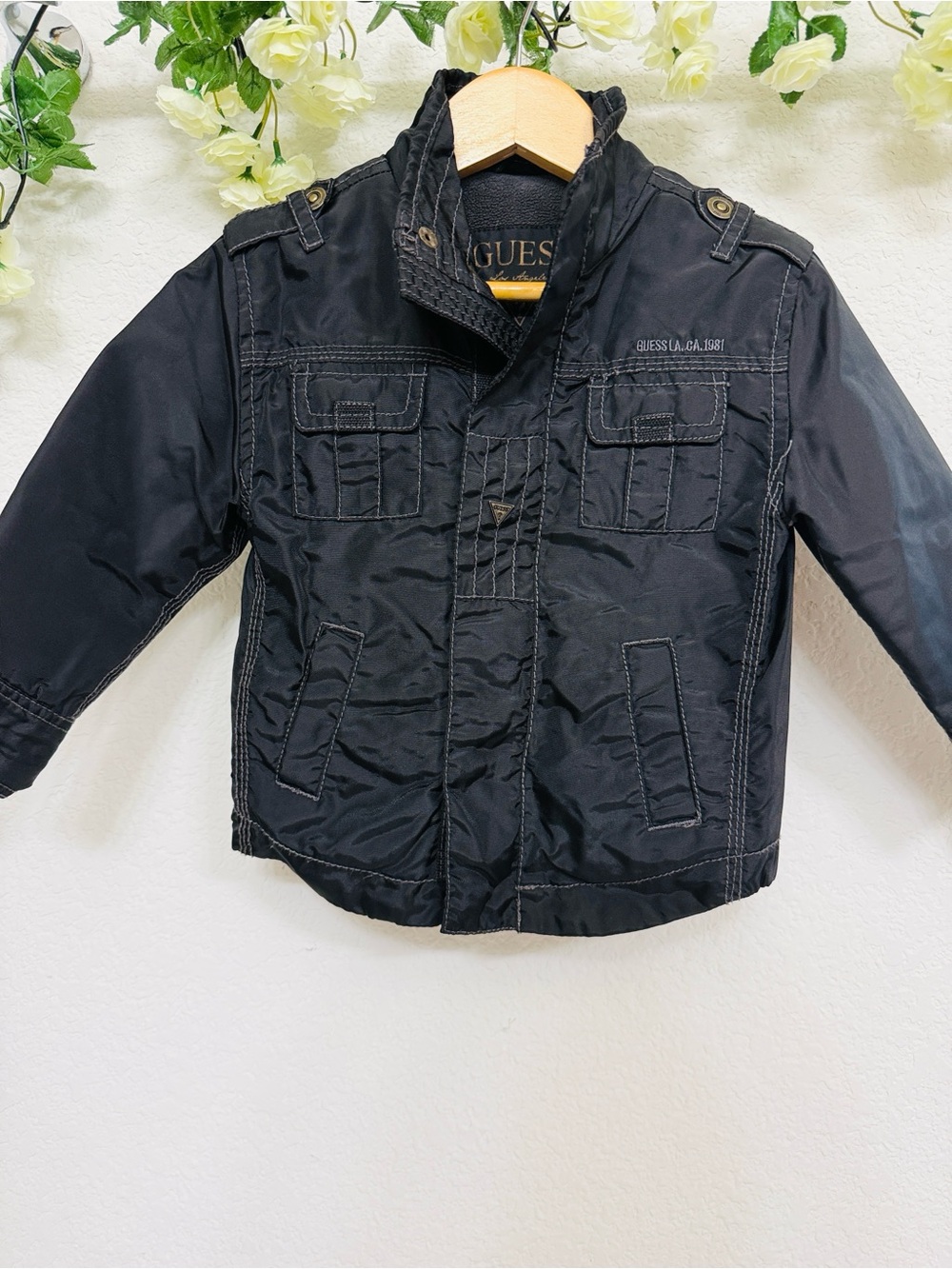 GUESS • Sleek Black Utility Jacket with Fleece Lining and Multiple Pockets